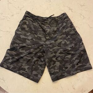 Lululemon Men’s Pace Breaker Lined Short 9” in Camo Black & Gray Size L